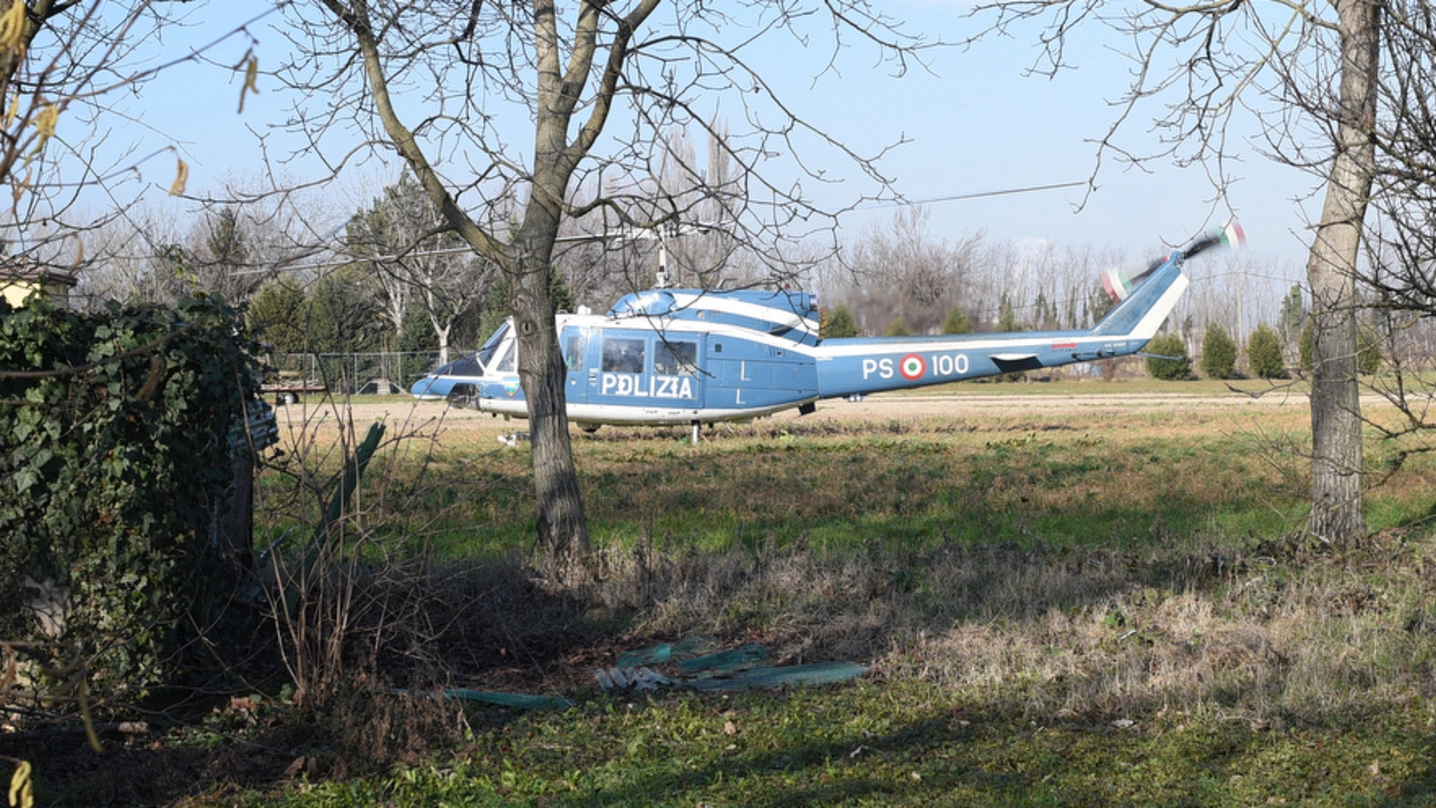 L’elicottero della polizia atterrato nelle campagne di Portile di Modena
