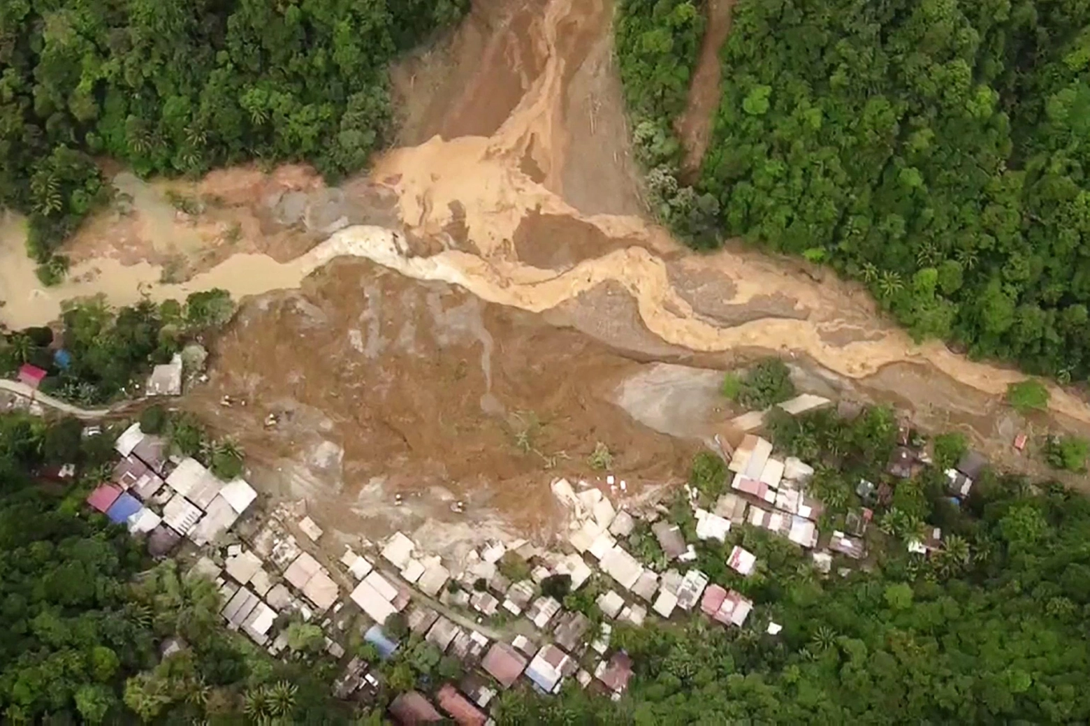 Terremoto nelle Filippine, interrotte le ricerche dei dispersi nel villaggio minerario di Masara, colpito martedì notte da frana