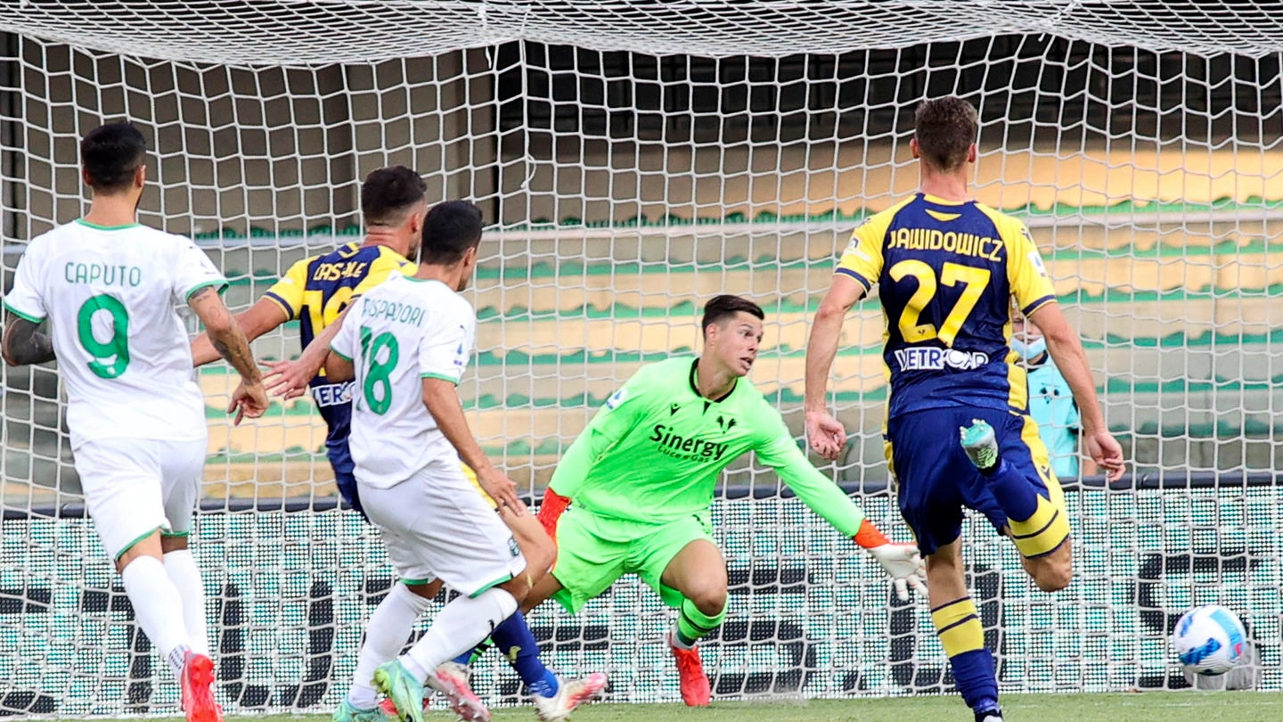 Il primo gol del Sassuolo a Verona: lo segna Raspadori (Ansa)