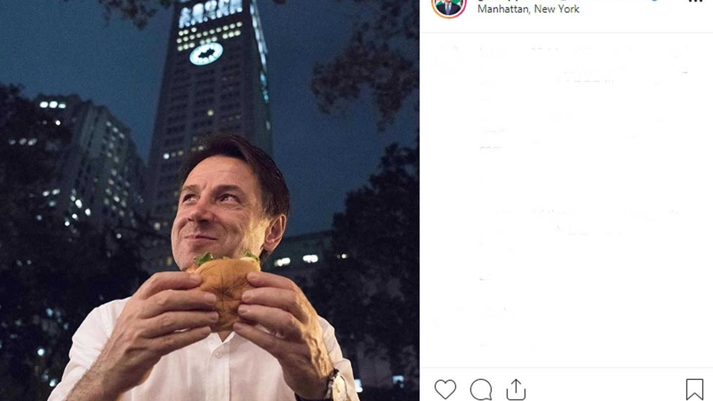Conte posta una foto mentre mangia un panino a New York (Ansa)