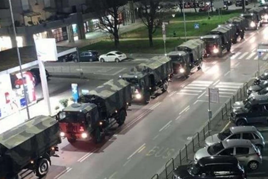 La foto dei camion pieni di bare scattata a Bergamo all’inizio della pandemia nel 2020