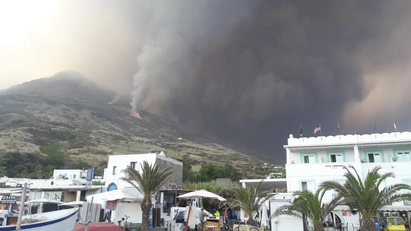 Stromboli, un incendio dopo l'eruzione (foto Ansa)