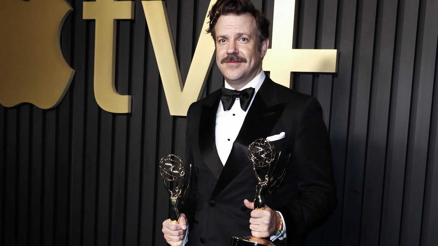 L'attore Jason Sudeikis, protagonista di 'Ted Lasso', premiato agli Emmy 2022 (Ansa)
