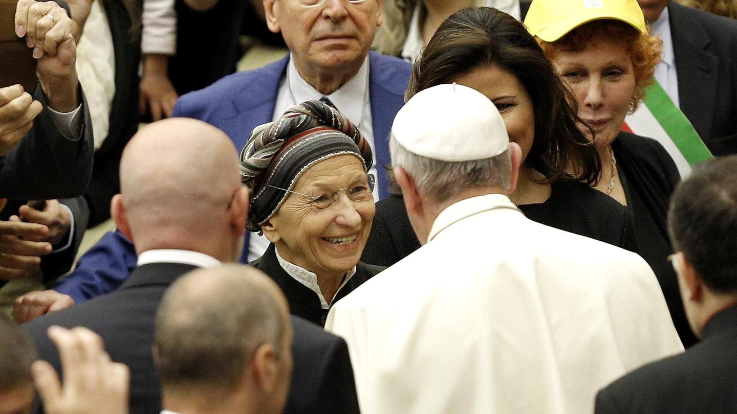 Papa Francesco saluta Emma Bonino nell'Aula Paolo VI: è il maggio del 2015 (Ansa)