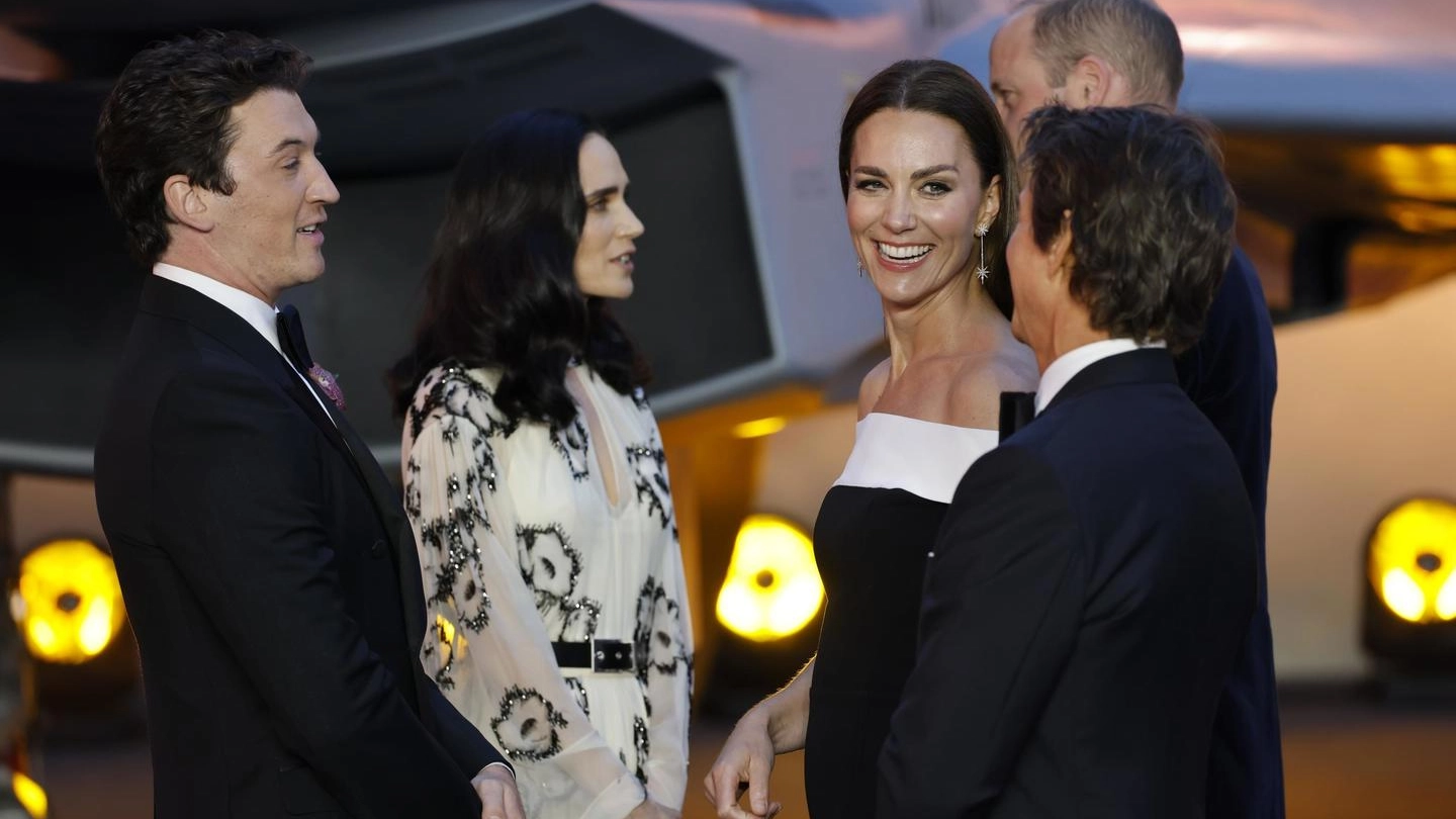 Katte Middleton con Tom Cruise e gli attori di 'Top Gun: Maverick' (Ansa)