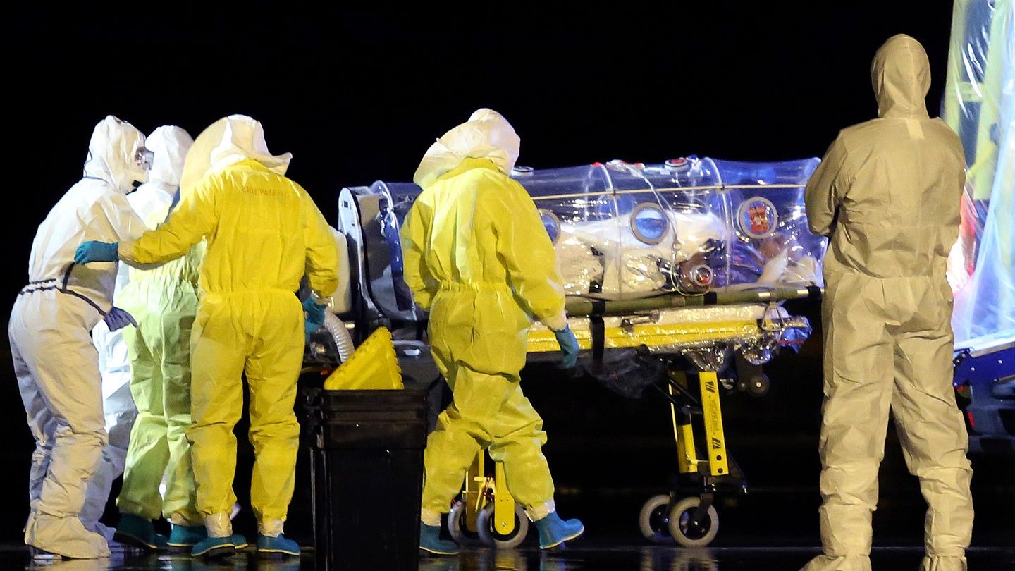 Il trasferimento di un prete spagnolo infettato dall'ebola (Ap/Lapresse)