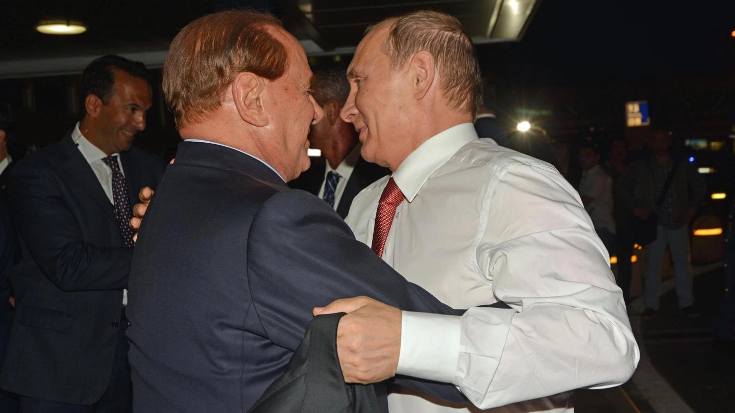 A giugno l'abbraccio Berlusconi-Putin (Ansa)