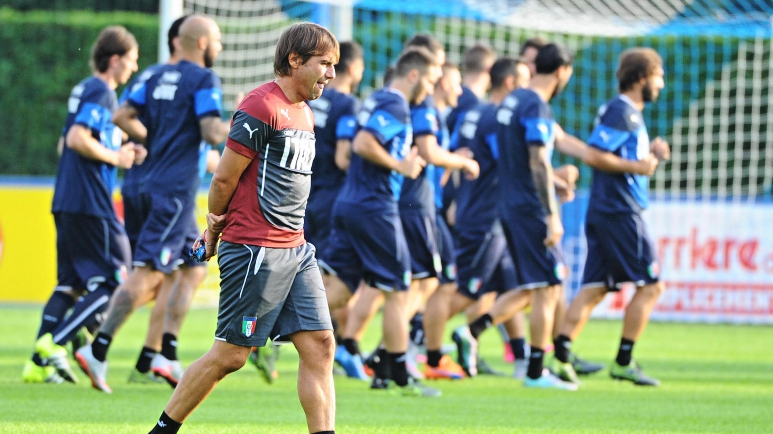 Antonio Conte dirige l'allenamento degli azzurri (Ansa)