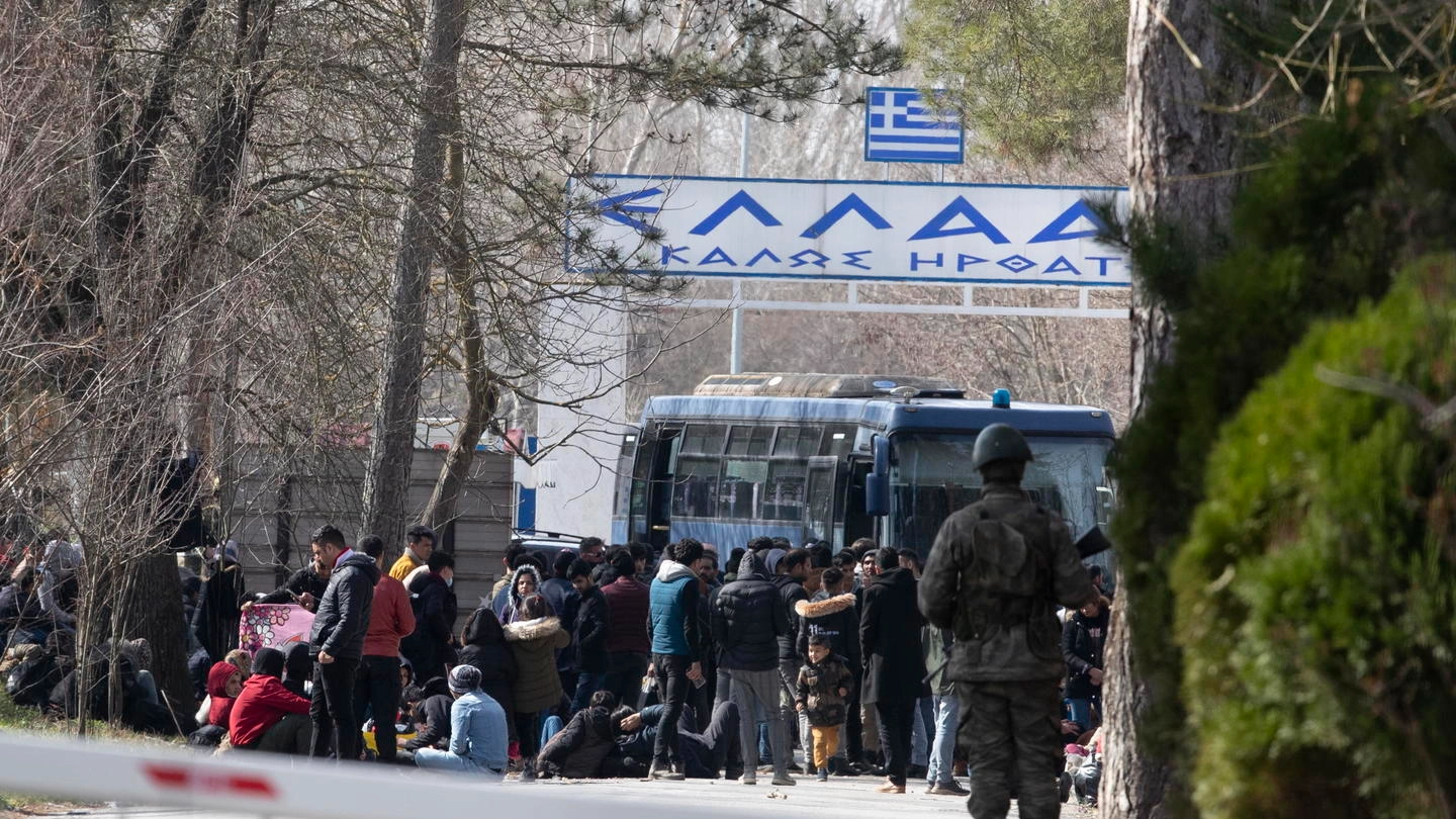 Profughi al confine tra Turchia e Grecia (Ansa)