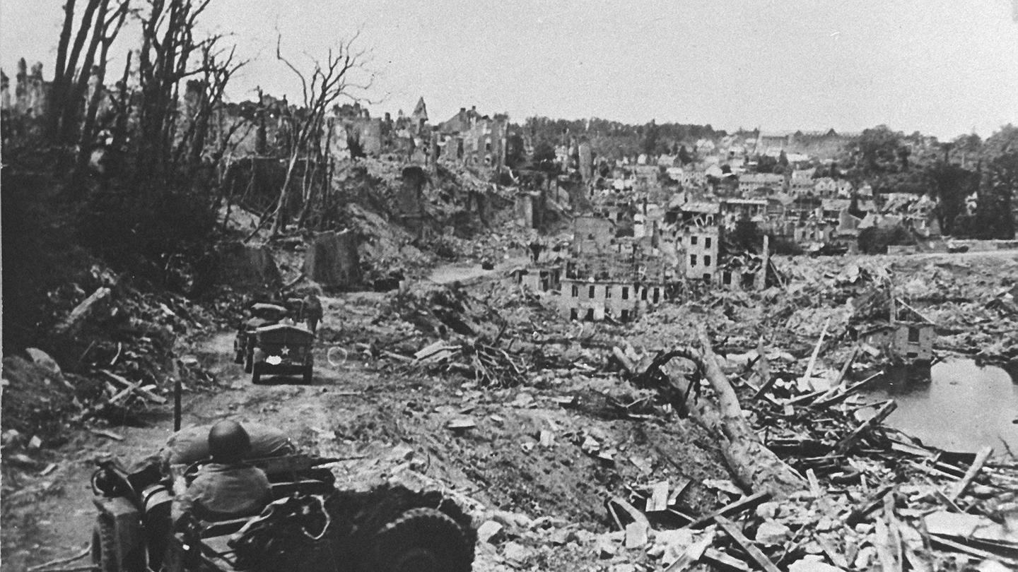 L'esercito americano in ricognizione a Cassino distrutta dai bombardamenti (Ansa, 1945)