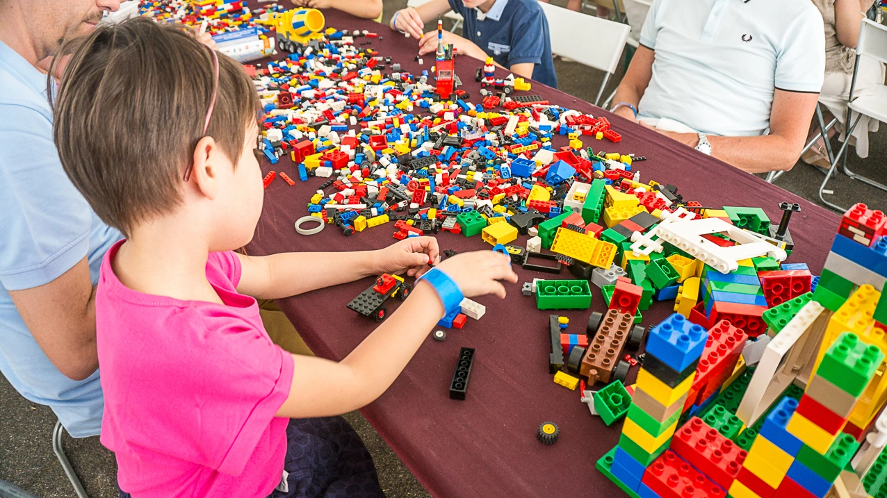Lego, l'azienda dei record: coi mattoncini giocano 100 milioni di bambini