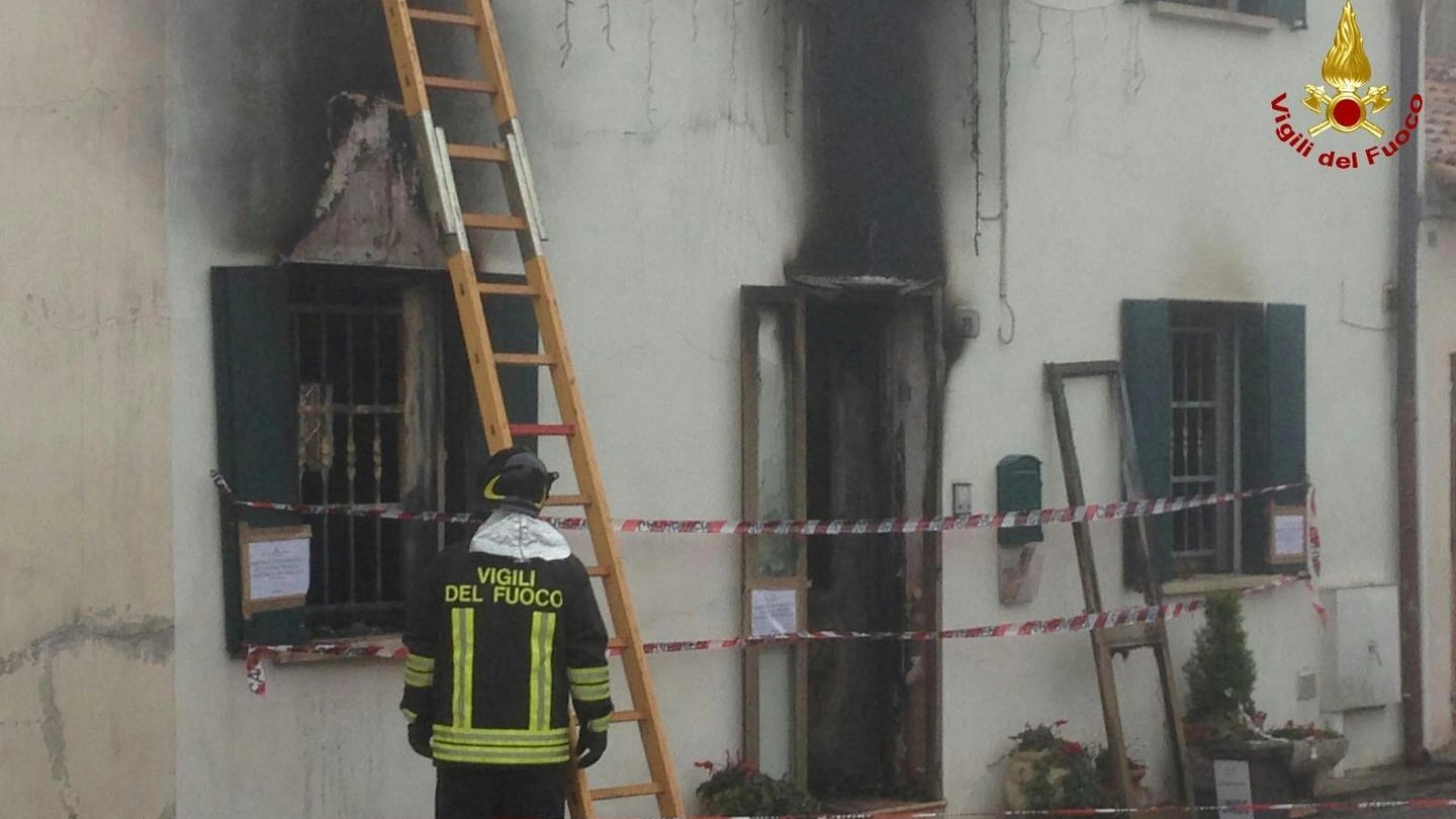 Vigili del fuoco al lavoro dopo l'incendo che ha distrutto un'abitazione a Stra  (Ansa)