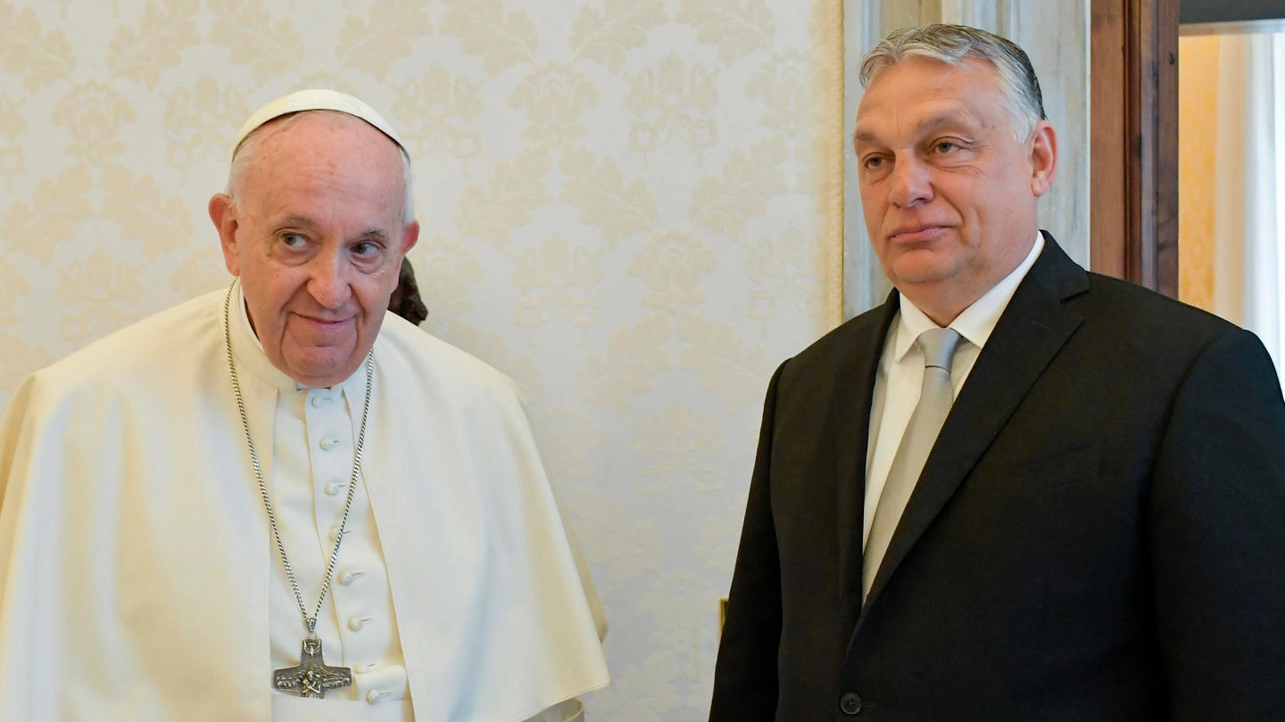 Papa Francesco e Viktor Orban (Ansa)