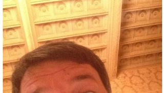 Il selfie di Matteo Renzi  finito su Twitter