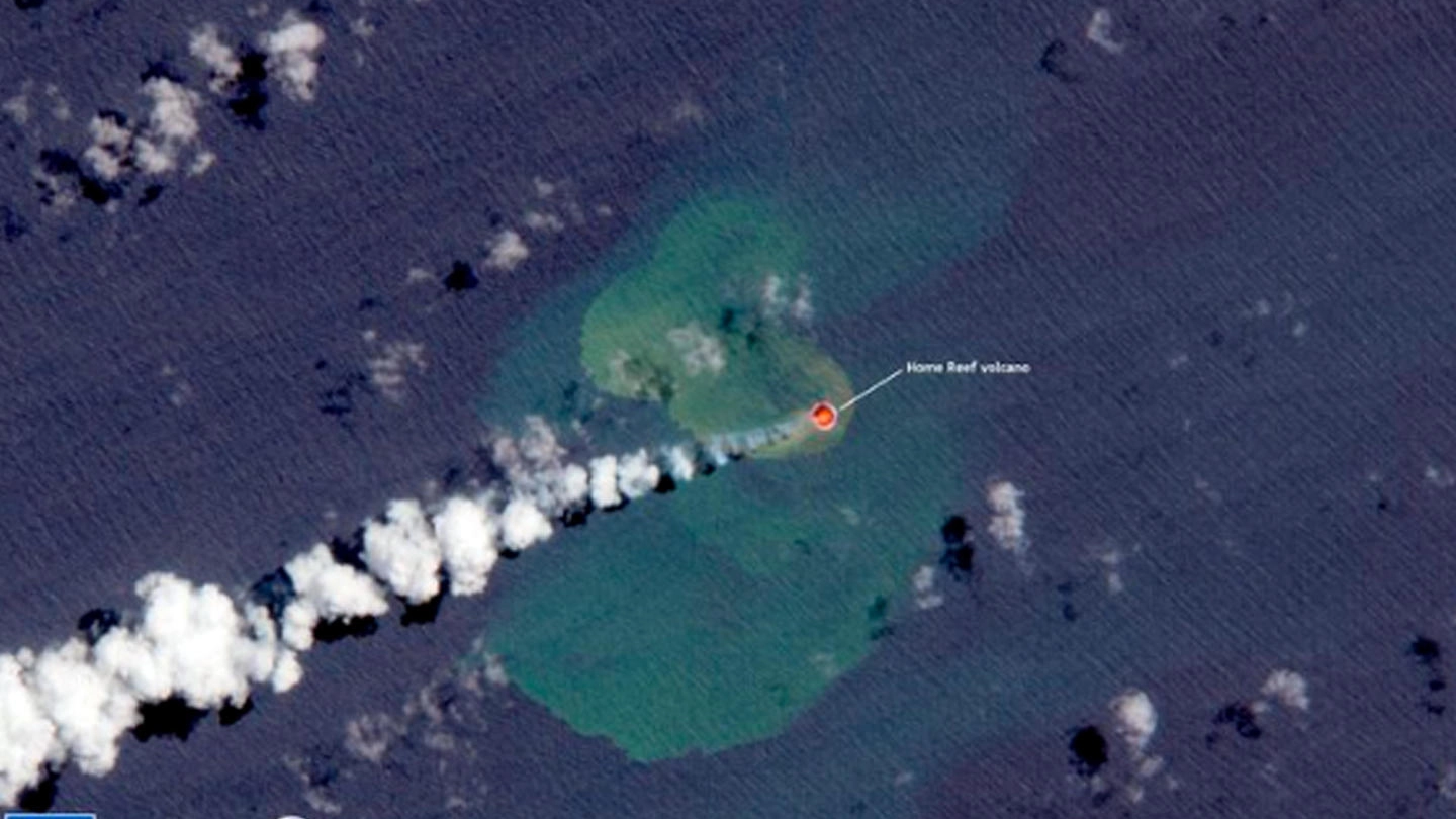 La nuova isola vulcanica nel Pacifico ripresa dai satelliti (Ansa)