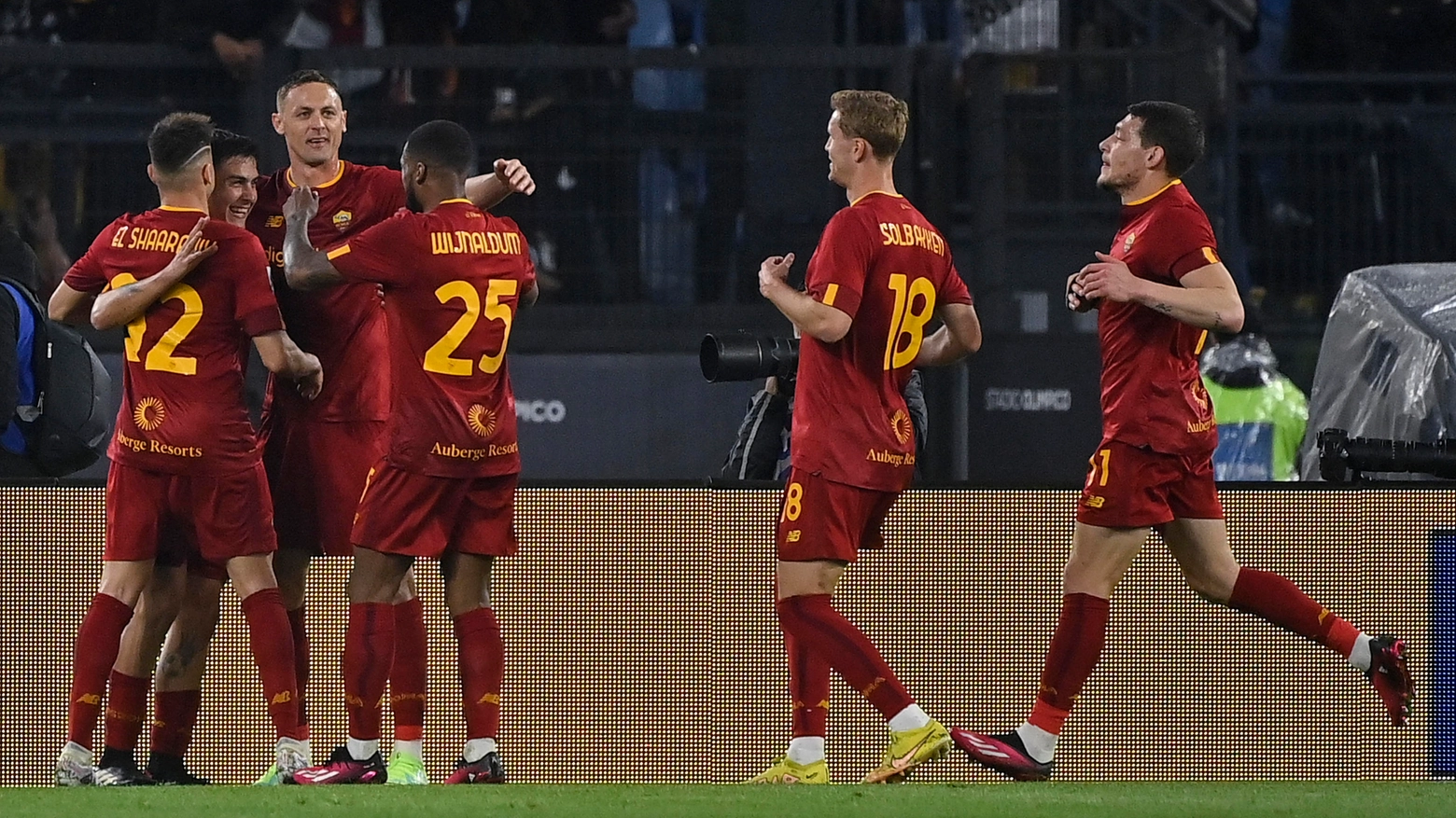 La Roma festeggia il gol del 2-0 contro la Samp realizzato da Dybala