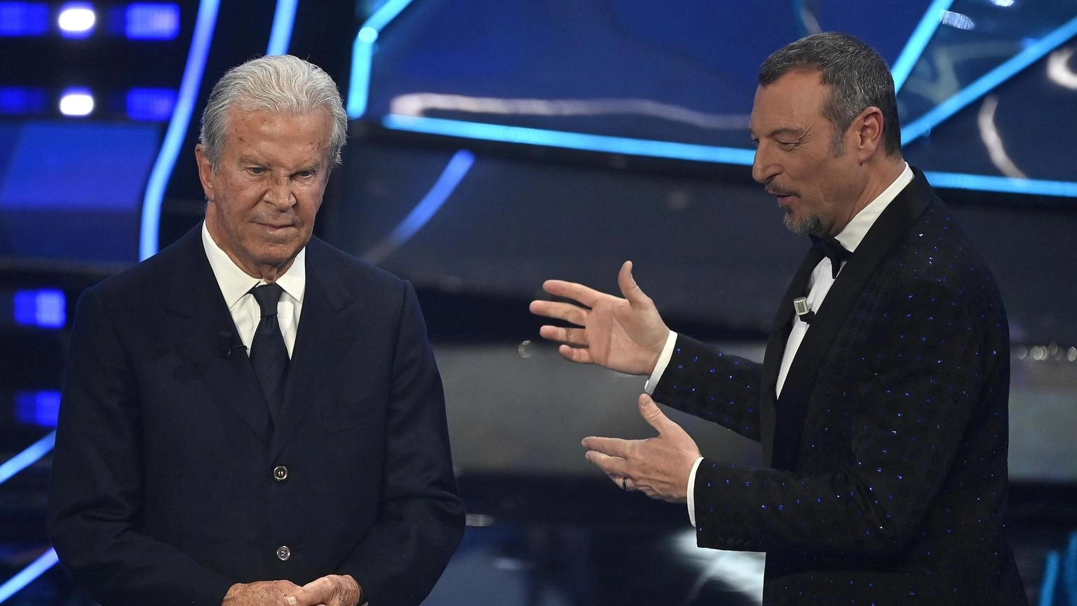 Amadeus consegna Premio 60 anni carriera a Gaetano Castelli