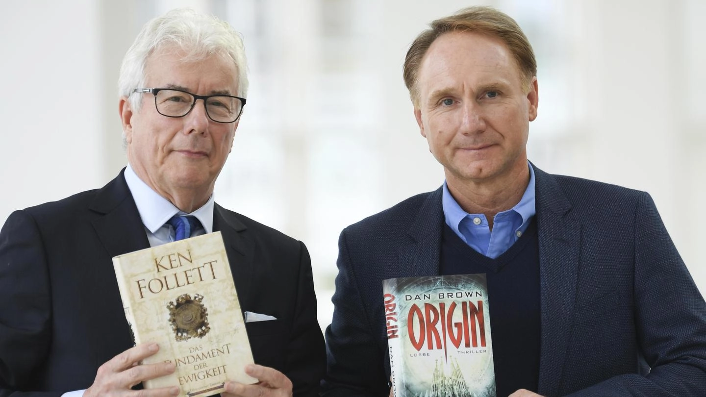 Ken Follett e Dan Brown alla Fiera del libro di Francoforte (Ansa)