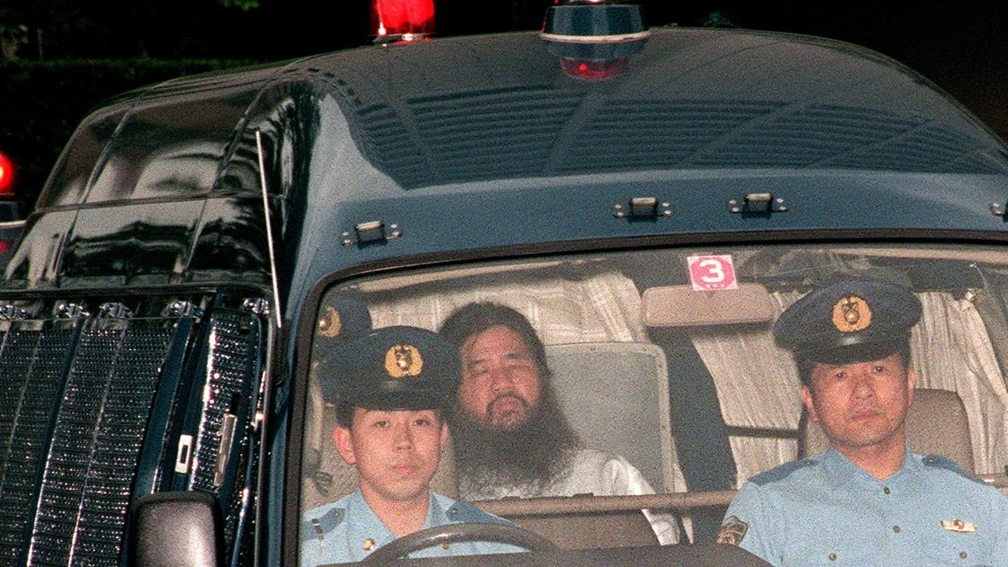 L'attentatore Shoko Asahara all'epoca del suo arresto (Ansa)