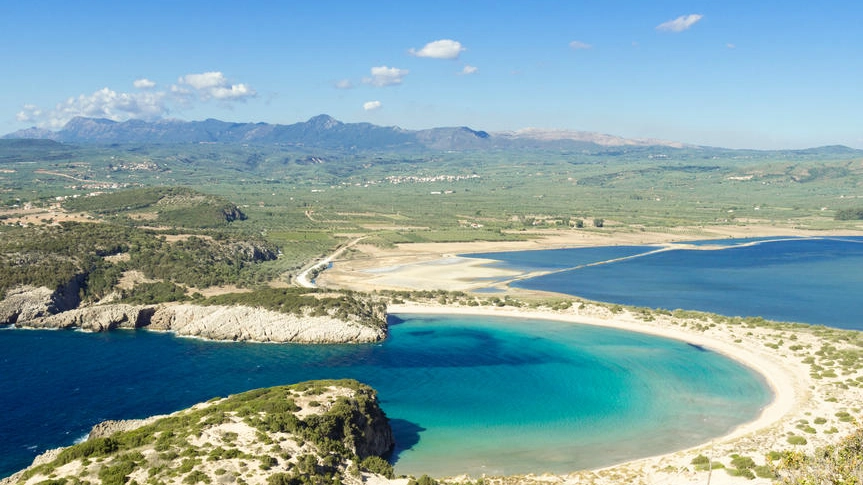 La splendida spiaggia di Voidokilia, nel Mani greco - foto Denys Iarovyi / Alamy