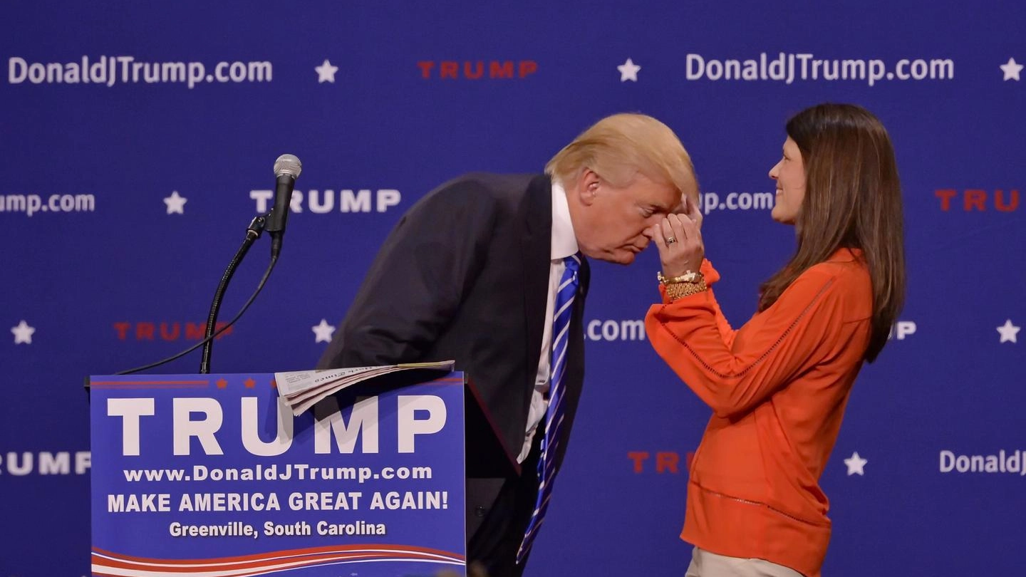 Prova parrucchino per Donald Trump: "Non ho il toupet, uso la lacca" (Ansa)