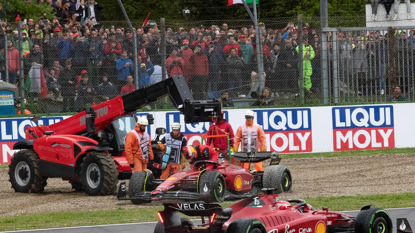 La rimozione della Ferrari di Sainz dopo il contatto con Ricciardo