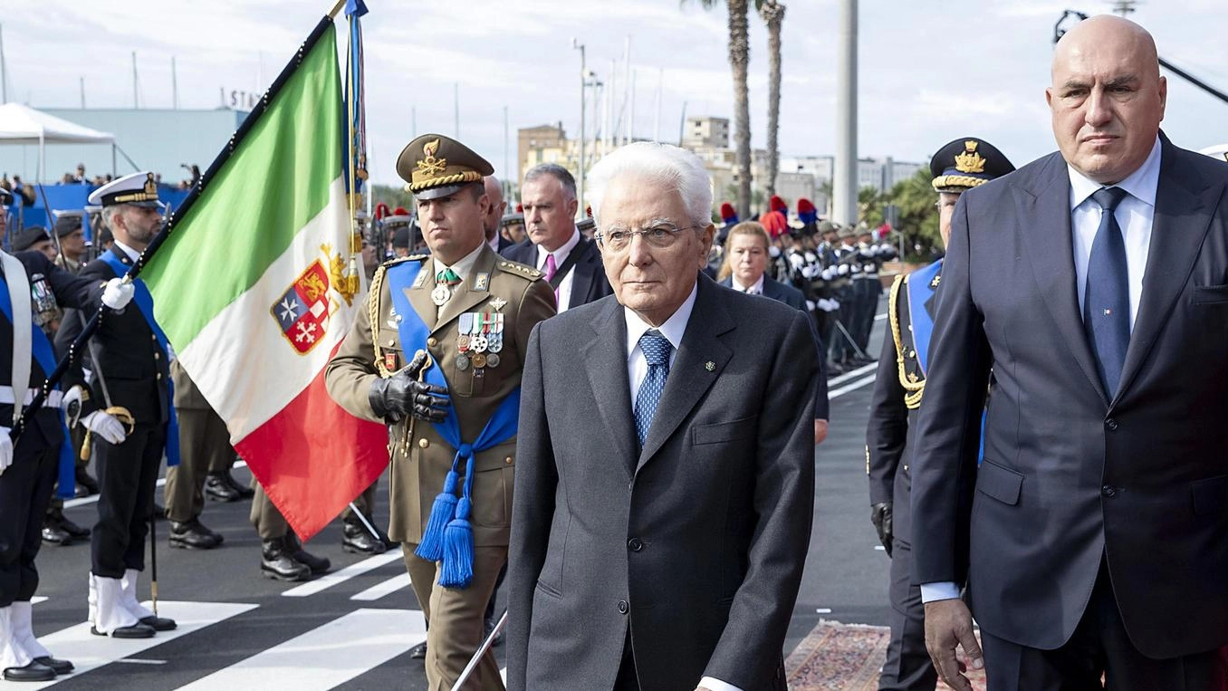 Frecce Tricolori e folla per Mattarella: "I nostri militari sono garanzia di pace"