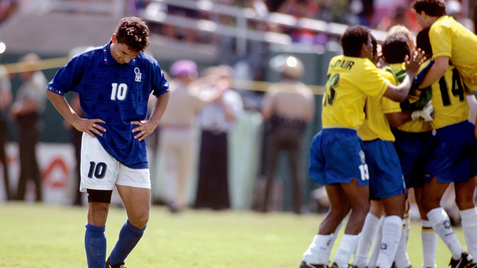 Roberto Baggio, oggi 54 anni, dopo aver sbagliato il rigore decisivo col Brasile nella fin