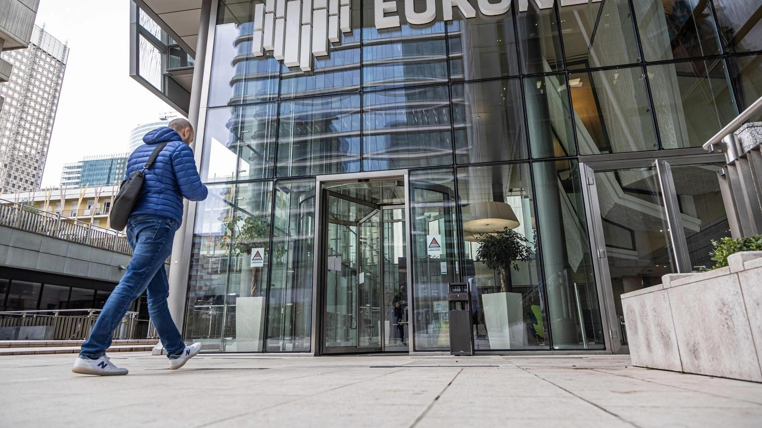 Borsa: Europa positiva, indici Pmi oltre le stime, Milano +0,2%