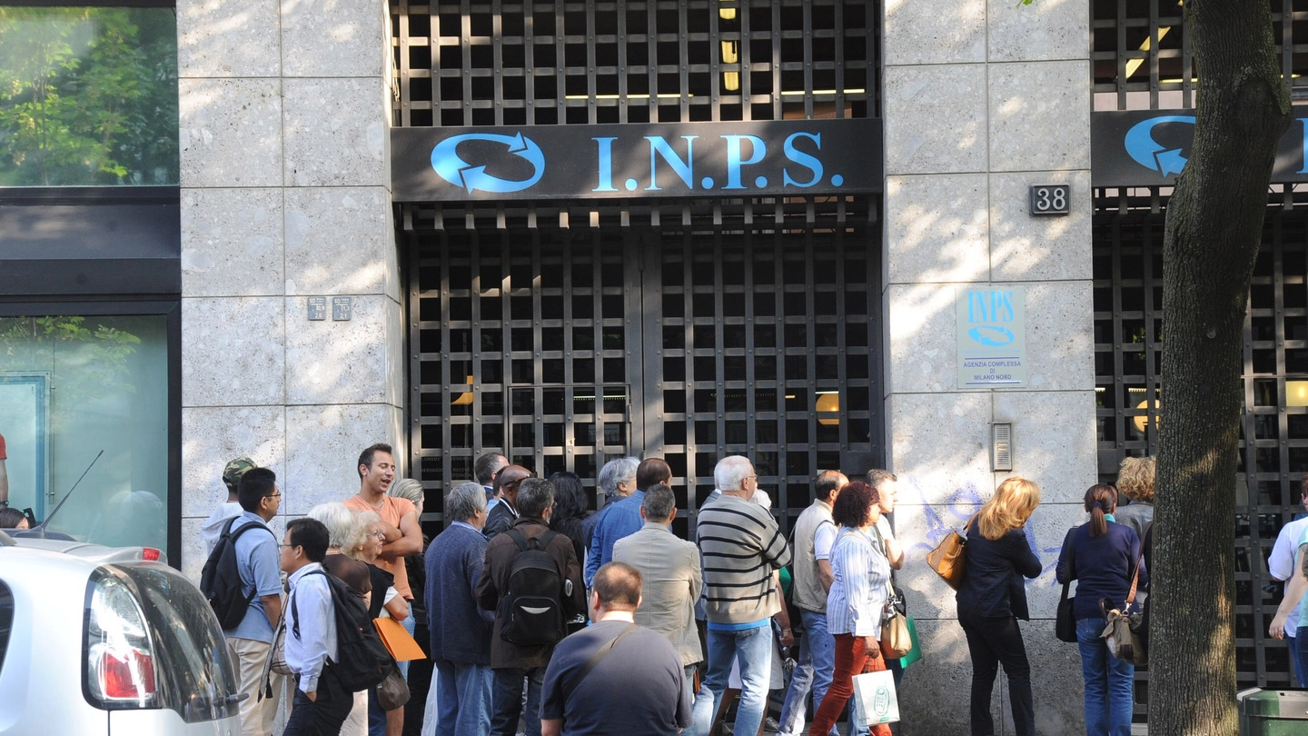 Pensionati davanti alla sede Inps di Milano (Newpress)