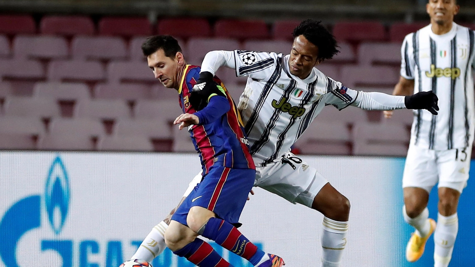 Leo Messi contrastato da Cuadrado in un Barcellona-Juve (Ansa)