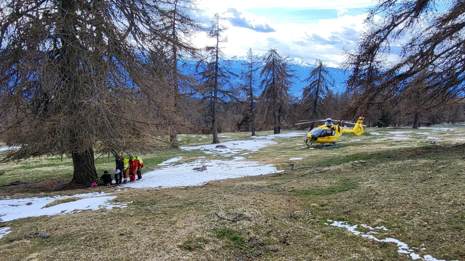 Donna trovata morta in un sacco a pelo a Giogo di Meltina, Bolzano (Ansa)