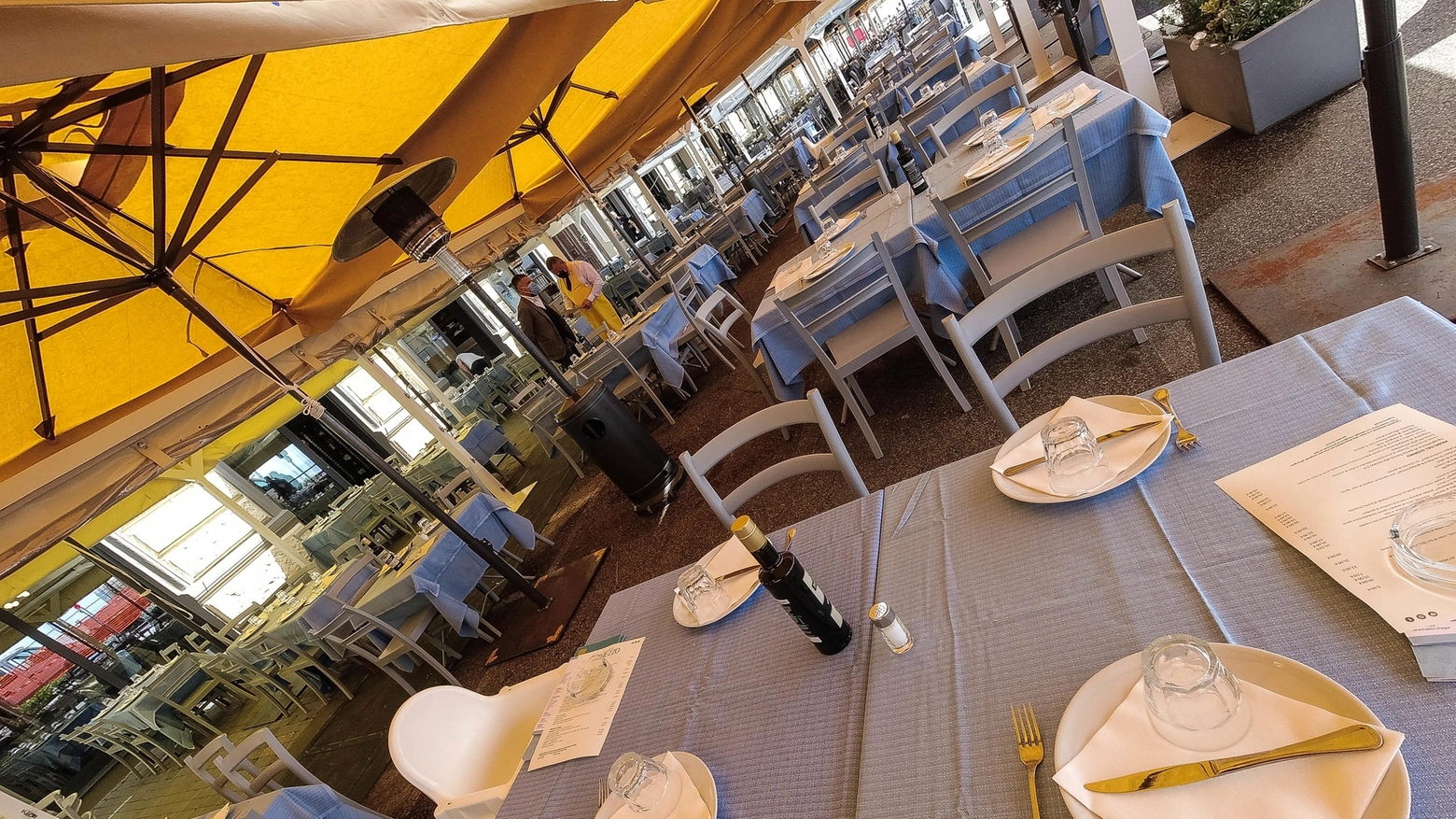 Napoli, al ristorante al chiuso e oltre l’orario consentito: 20 multati