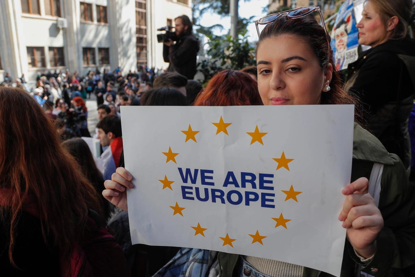 Una ragazza georgiana mostra un cartello europeista fuori dal Parlamento di Tbilisi