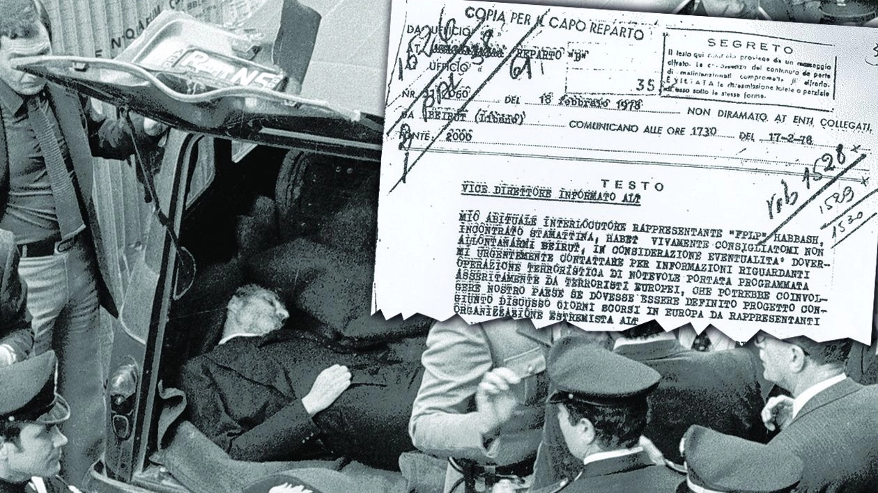 Il ritrovamento del corpo di Aldo Moro. In alto, il documento che preannuncia l'azione terroristica