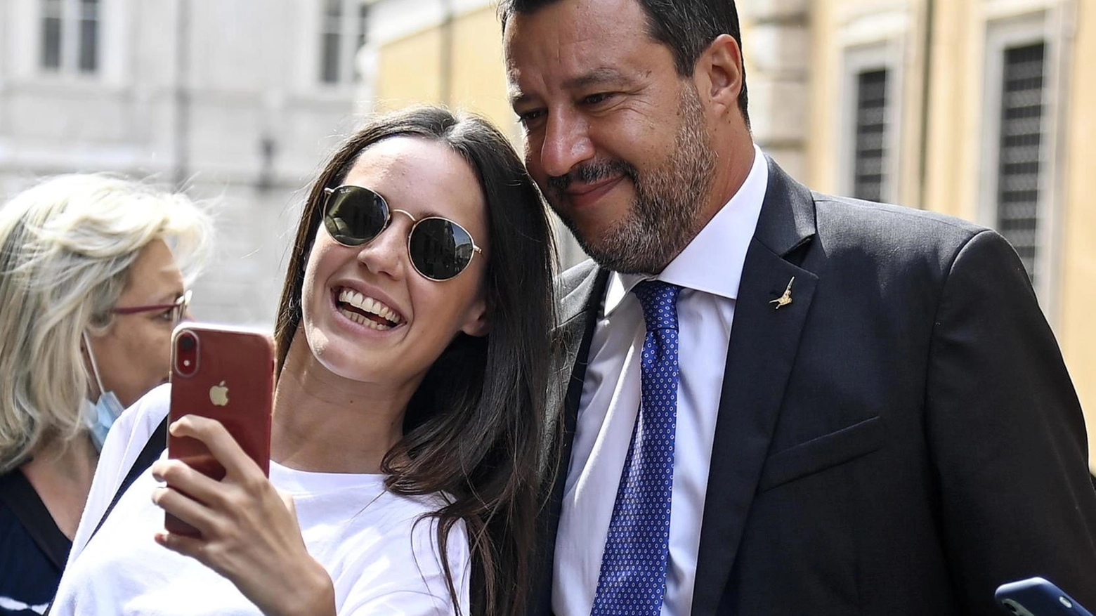 Il leader della Lega Matteo Salvini, 48 anni, mentre si fa un selfie con una fan a Roma