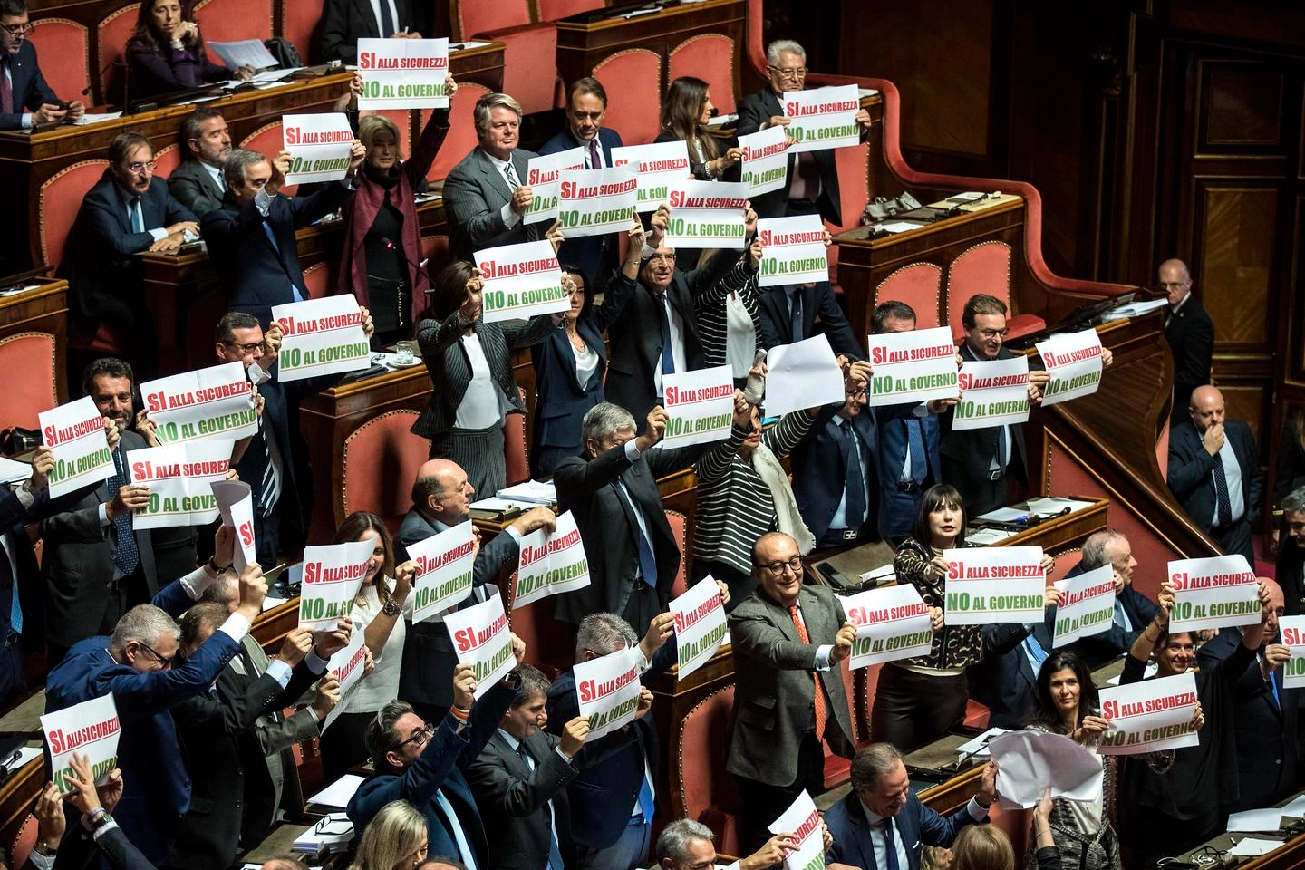 Voto finale sul dl Sicurezza, la protesta di Forza Italia (LaPresse)