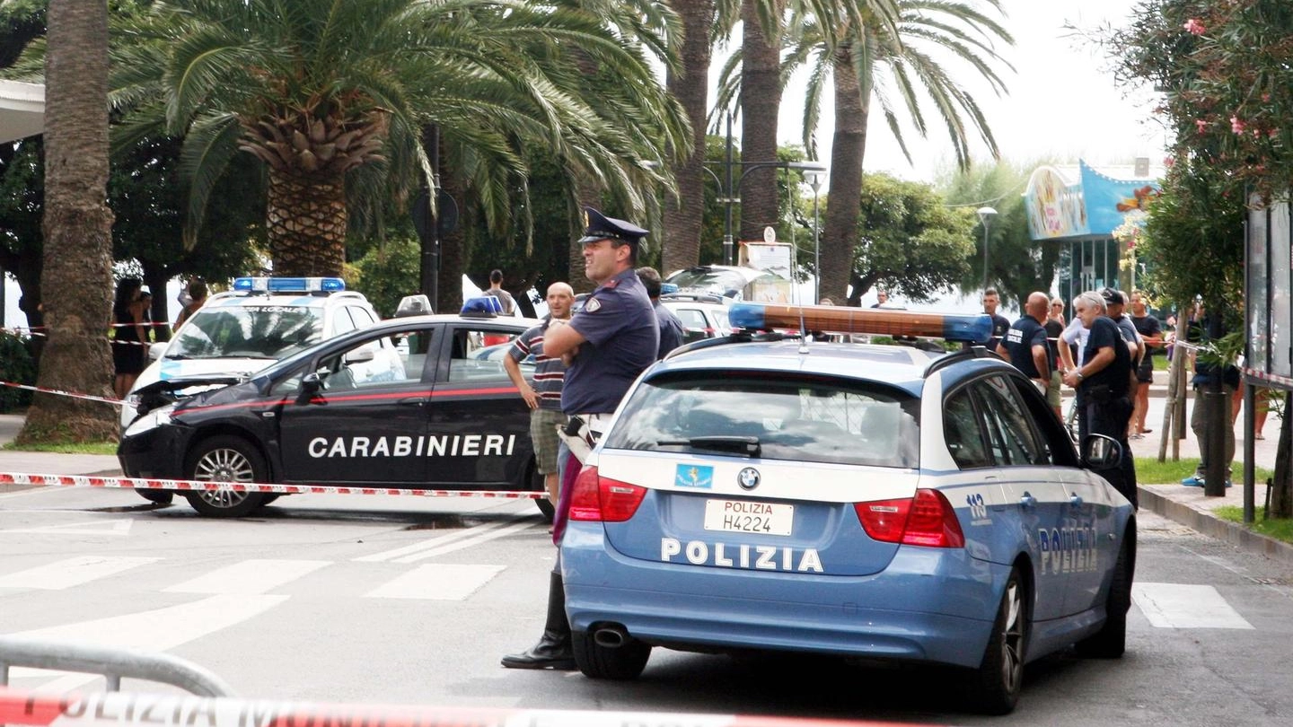 Carabinieri e Polizia sul lungomare di Pietra Ligure (Ansa)