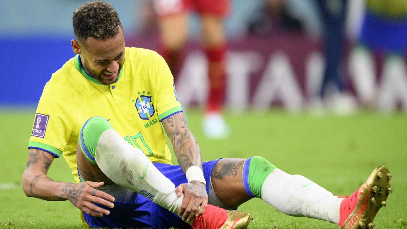 Neymar a terra dolorante 