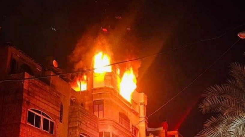 Il palazzo in fiamme a Jabalia