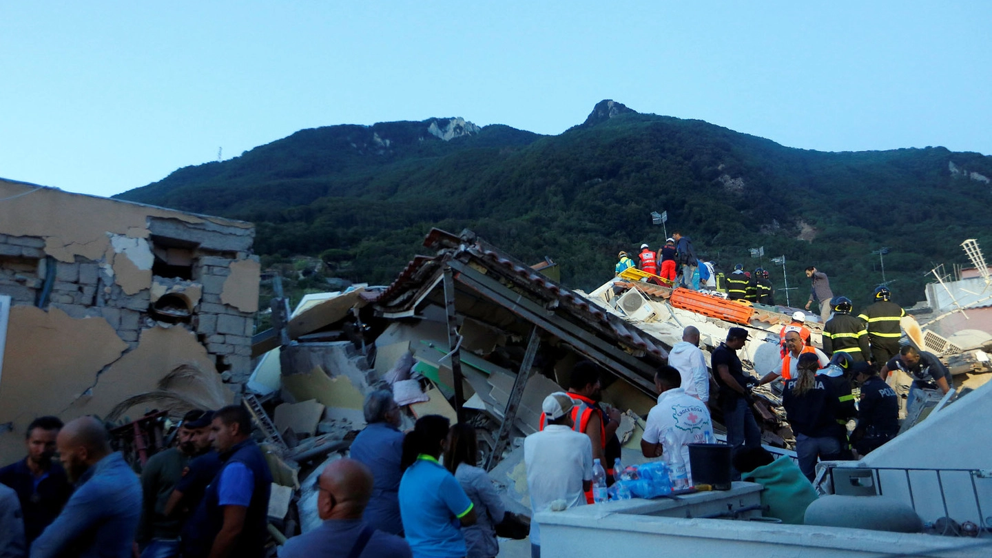 I soccorritori dopo il terremoto che ha colpito Ischia (Lapresse)