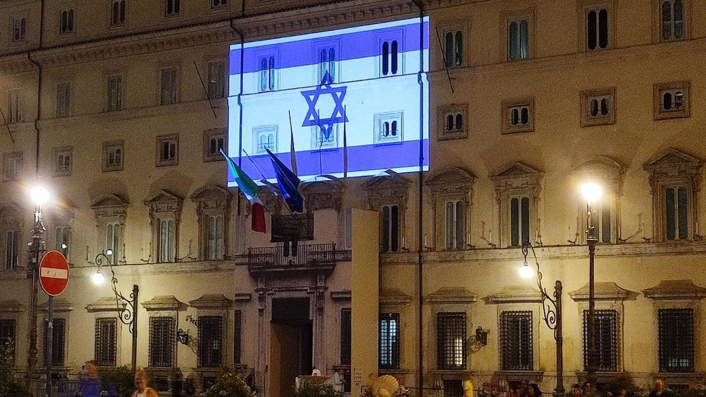 La facciata di Palazzo Chigi illuminata con i colori della bandiera di Israele (Ansa)