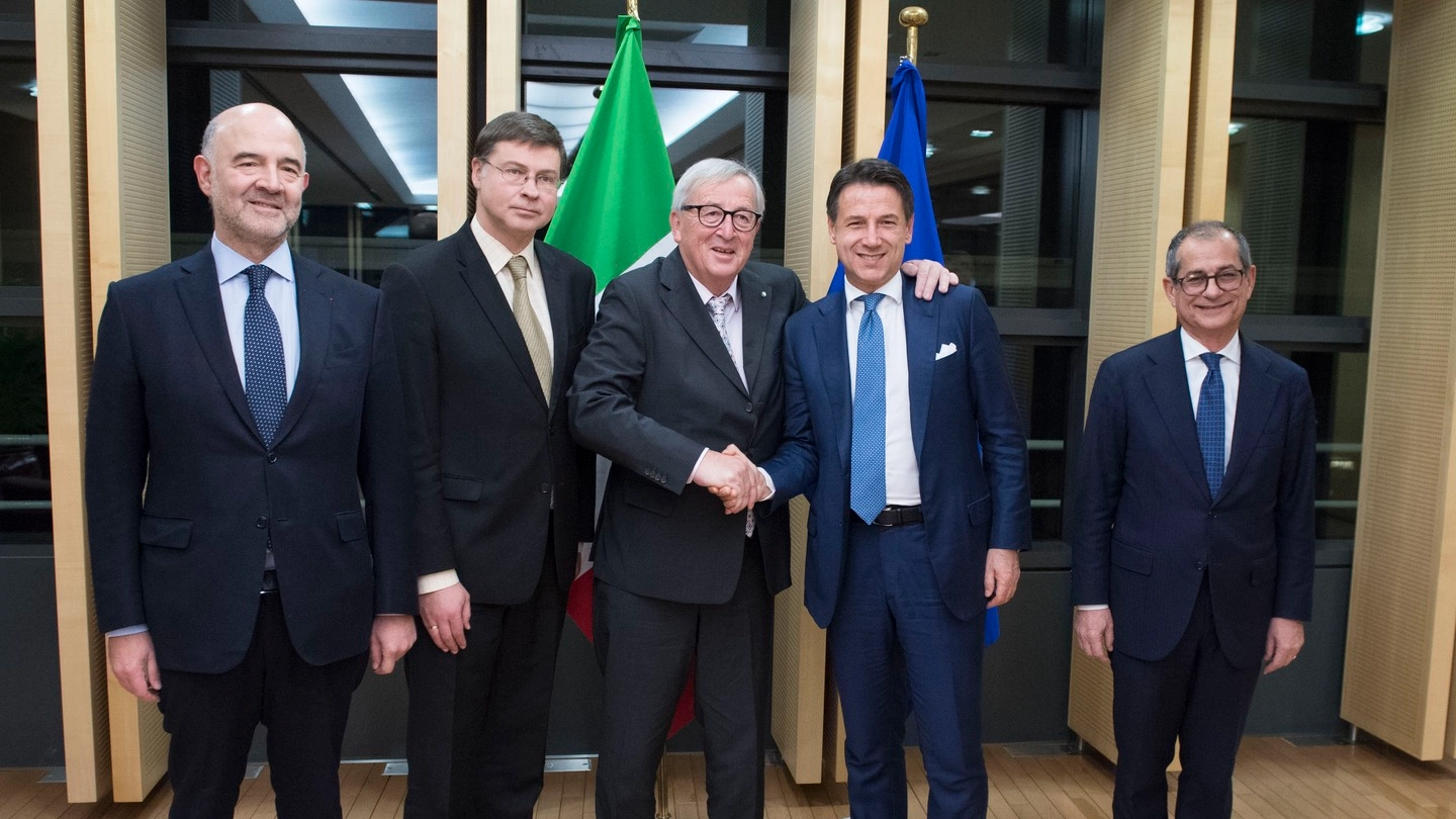 Moscovici, Juncker, Conte e Tria dopo la cena a Bruxelles (Lapresse)