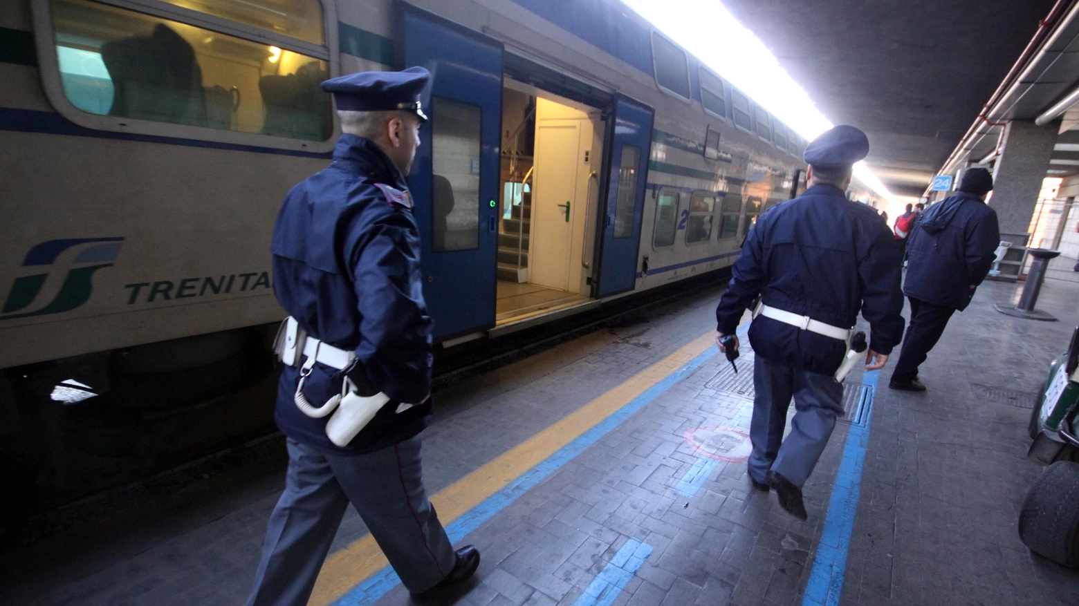 Agenti alla stazione centrale di Napoli (foto d'archivio)