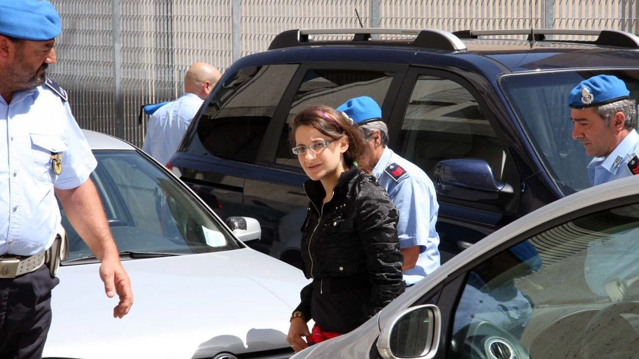 Katia Reginella scortata dagli agenti della polizia penitenziaria (foto La Bolognese)