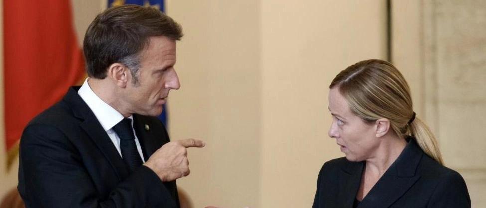 Meloni incontra Macron e rinsalda l’asse. Oggi le decisioni del governo. Ma scoppia il caso Lega: "La Germania ci fa invadere dai clandestini".