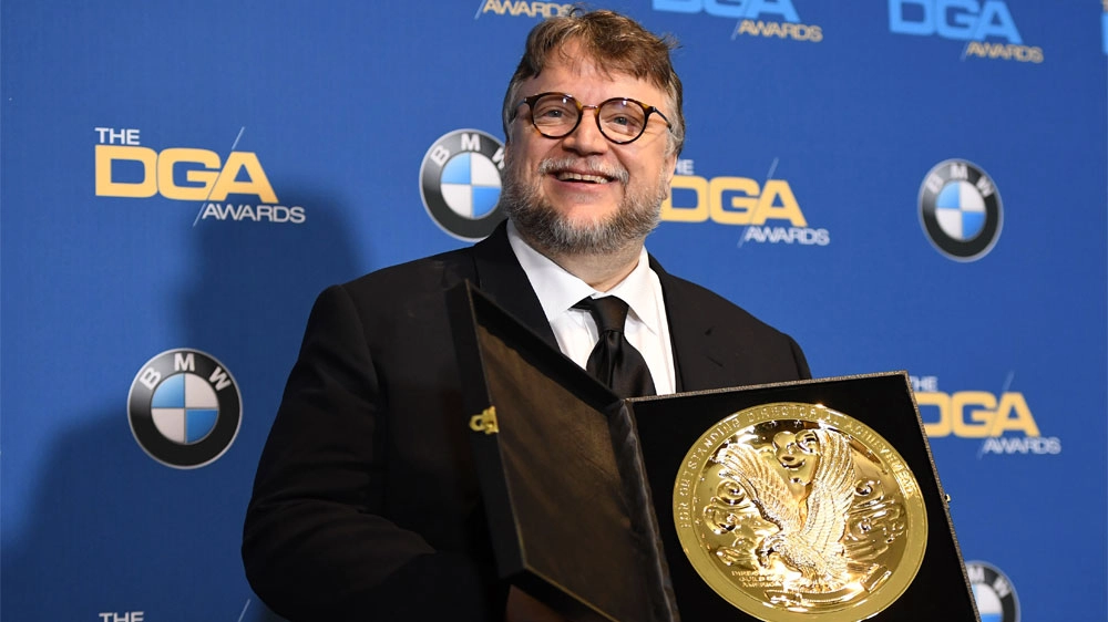 Guillermo Del Toro con il premio della DGA – Foto: AFP PHOTO/ROBYN BECK/LaPresse