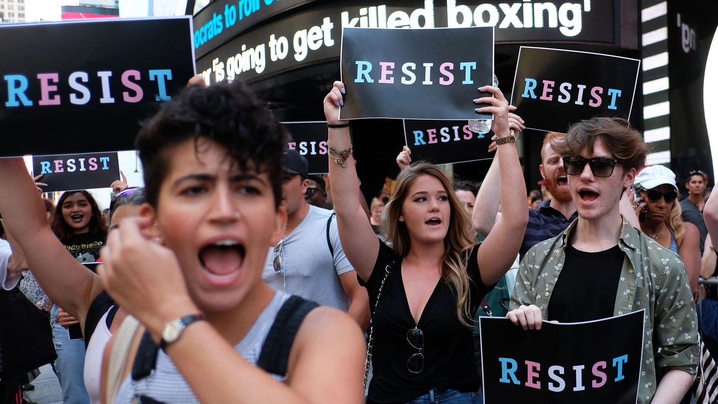 Usa, protesta contro la politica di Trump sui trans (Afp)