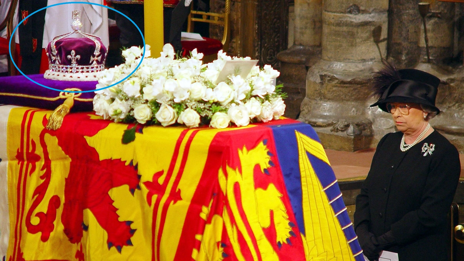 Elisabetta II al funerale della madre: sulla bara la ‘Queen Mary Crown’ con il diamante  Koh-i-noor (Afp)