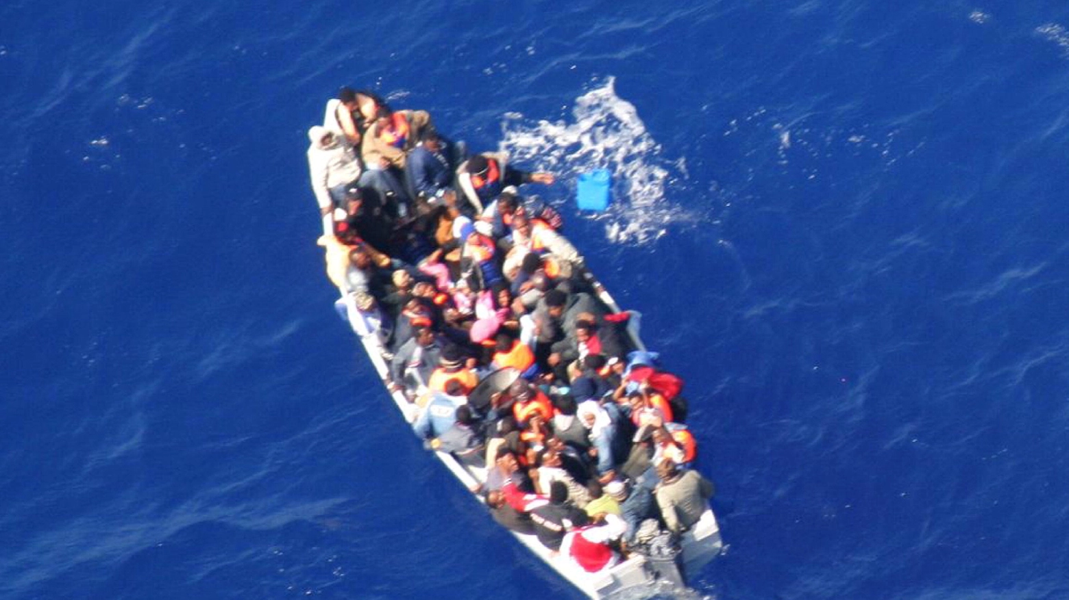 Un barcone di migranti alla deriva (Ansa)